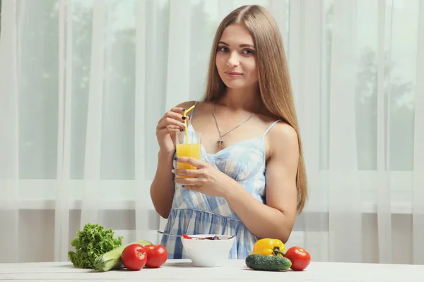 Chica con jugo y verduras — Foto de Stock