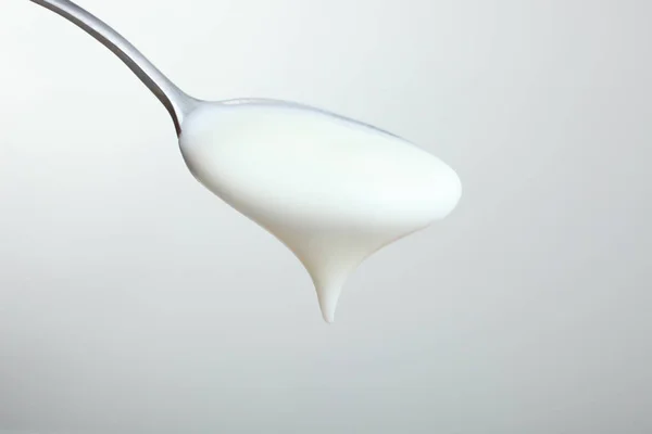 Löffel mit Joghurt — Stockfoto