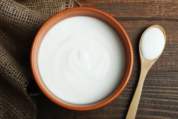 Joghurt, zsákvászon és kanál — Stock Fotó
