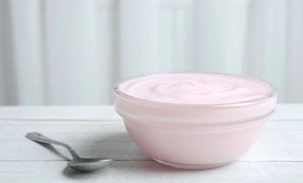 그릇에 핑크 요구르트 — 스톡 사진