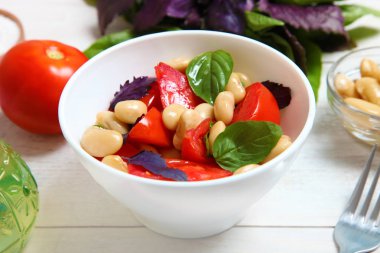 Sağlıklı sebze salatası 