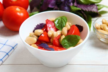 Sağlıklı sebze salatası 