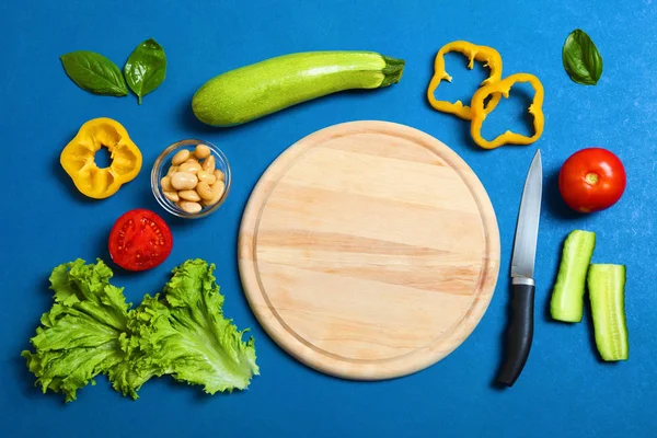 Ingredienti per insalata, bordo e coltello — Foto Stock