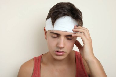 Başından yaralı bir adam