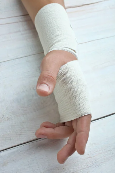Ręka w bandaż elastyczny — Zdjęcie stockowe