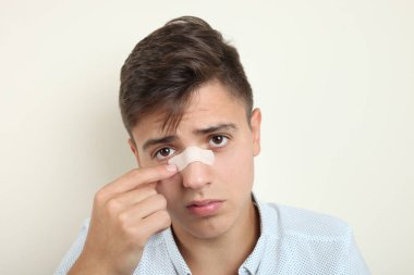  Burnuna bir sıva ile adam