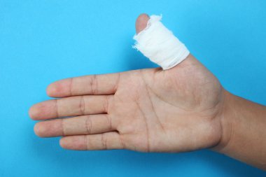 Bandajlı başparmak, tıbbi yardım