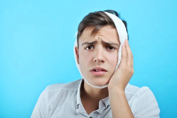 adam bir diş ağrısı ile