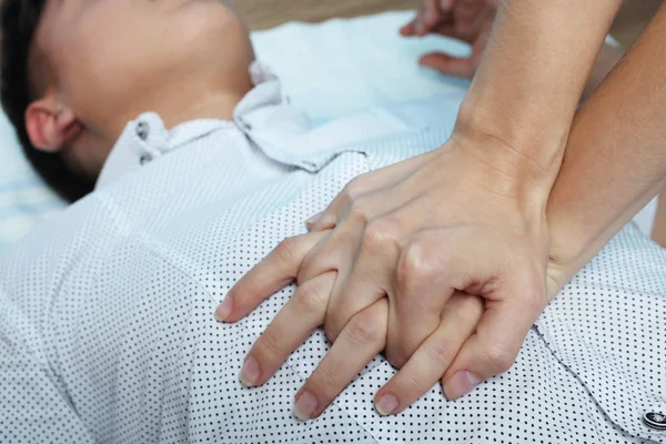 Kız bir kalp masaj yapıyor