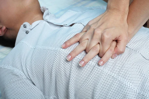 Kız bir kalp masaj yapıyor