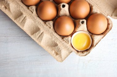 yumurta yumurta ve yumurta sarısı bir kutu içinde