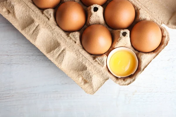 yumurta yumurta ve yumurta sarısı bir kutu içinde