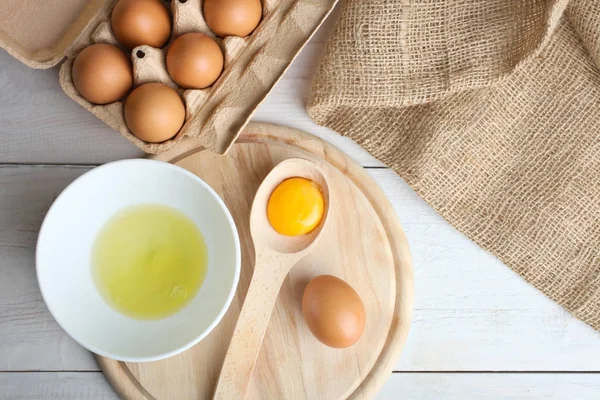 Яйцо в тарелке и желток в ложке — стоковое фото