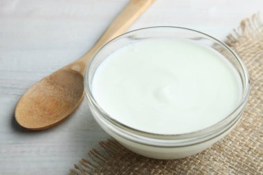 Beyaz bir kase yoğurt