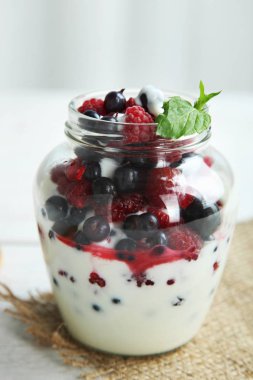 çilek ve nane ile yoğurt