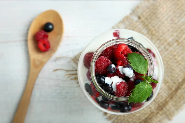 Yogurt con bayas y menta — Foto de Stock