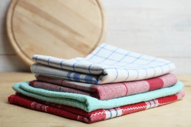 Bir tabloda mutfak havlular