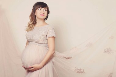 Güzel hamile kadın. 