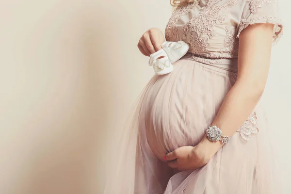 Burta unei femei însărcinate — Fotografie, imagine de stoc