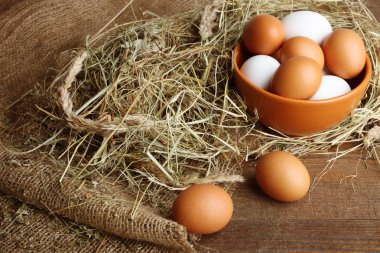 Derin bir kasede yumurta