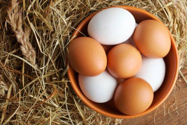 Derin bir kasede yumurta 