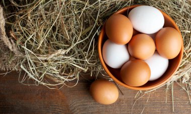 Derin bir kasede yumurta