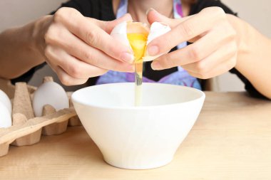 Kız bir tavuk yumurta kırılıyor