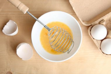 Tavuk yumurta bir tabak içinde kırık