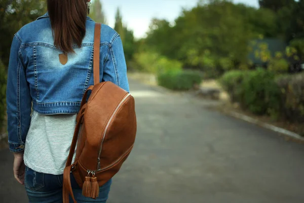 Una chica con una mochila marrón — Foto de Stock