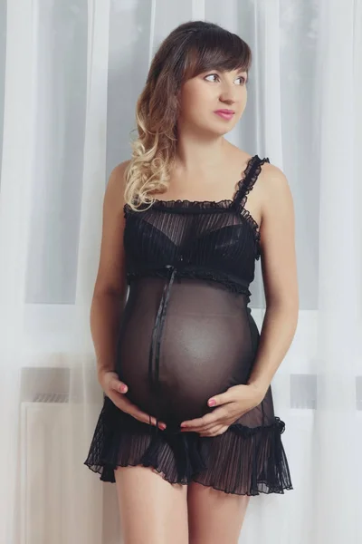 Terhes nő fekete fehérnemű — Stock Fotó