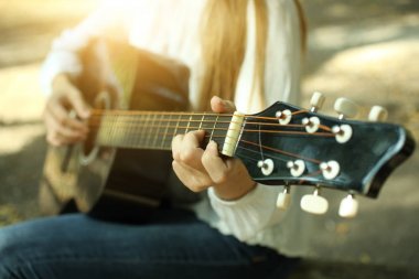 Akustik gitar çalıyorum.