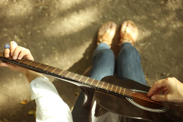 Ein Mädchen spielt auf einer Gitarre — Stockfoto