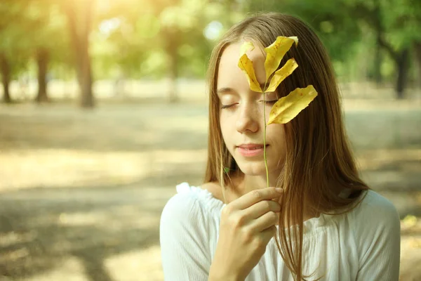 Девушка с осенним листом — стоковое фото