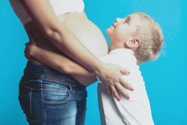  Hamile anne küçük çocuk hugs