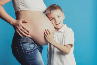  Hamile anne küçük çocuk hugs