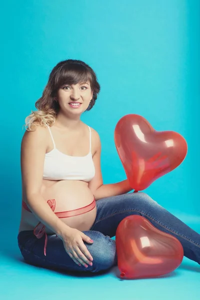 Zwangere vrouw met ballonnen — Stockfoto