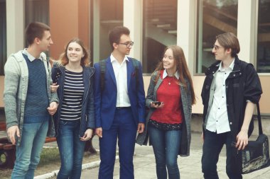 Grup önünde üniversite öğrencileri müzakerelerin.