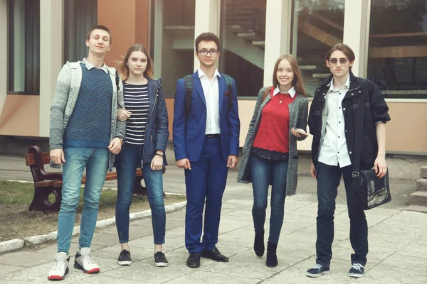 Grupo de estudiantes frente a la universidad — Foto de Stock