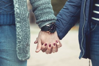 adam bir kız tarafından el