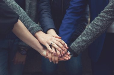 arkadaşlar birlikte ellerini katlanmış