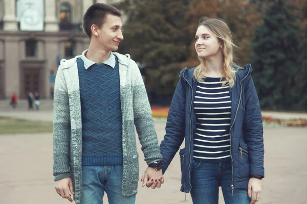 Älskande par, kille med en tjej — Stockfoto