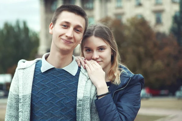 Verliefde paar, man met een meisje — Stockfoto