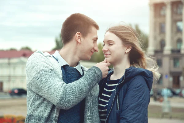 Pareja amorosa, chico con una chica — Foto de Stock