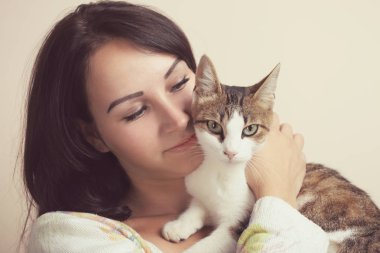 Güzel kız bir kedi sarılma