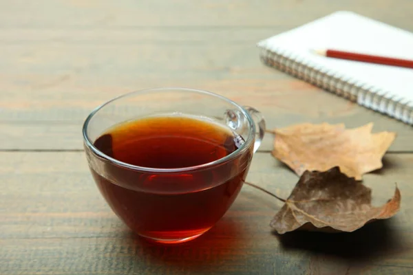 Svart te och torr höst lämnar — Stockfoto