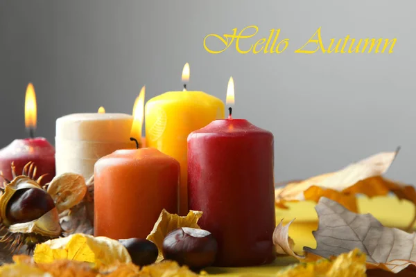 Płonący aromat świecy i jesiennych liści — Zdjęcie stockowe