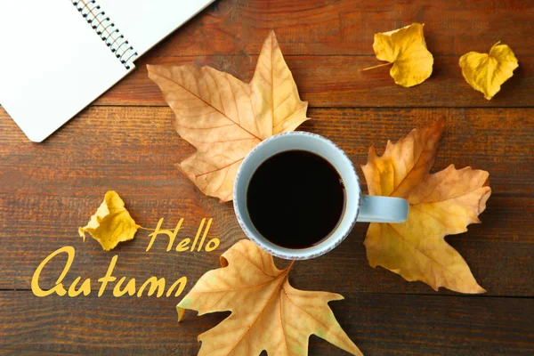 Una taza de café y hojas secas de otoño —  Fotos de Stock