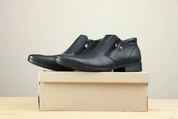 Чорне шкіряне чоловіче взуття — стокове фото
