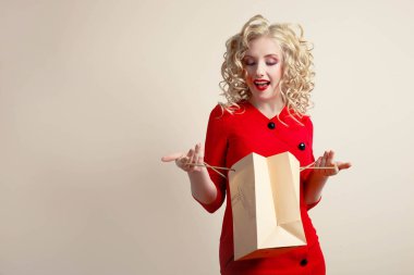 Kırmızı elbiseli kız. 