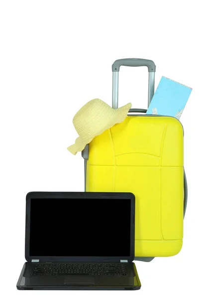 Жовтий подорожі чемодан — стокове фото